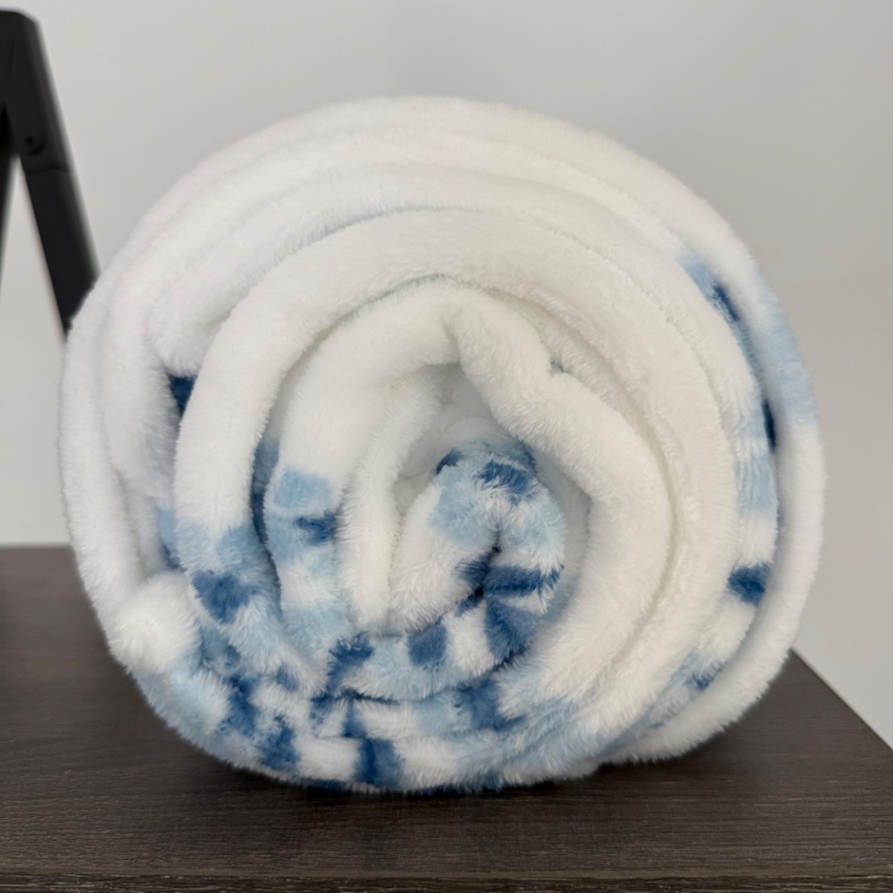 Love, Marlo White Blue Floral Throw Blanket 50" x 70" NWT Lightweight - Picture 4 of 6